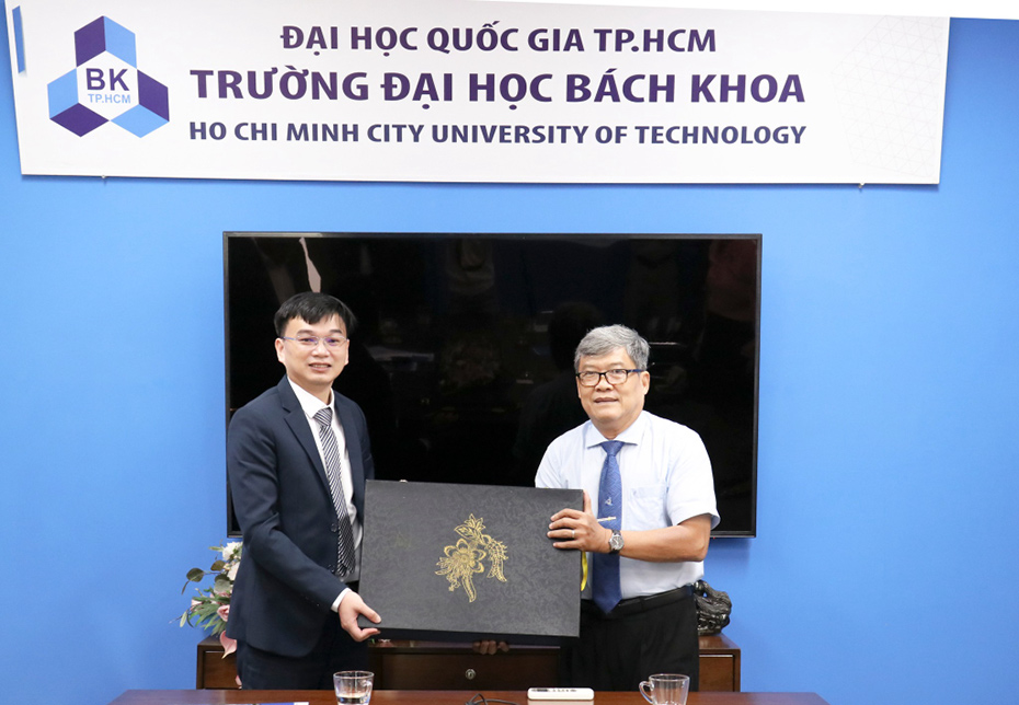 CEO Le Hung Anh presented souvenirs to Ho Chi Minh University of Technology CEO Le Hung Anh presented souvenirs to Ho Chi Minh University of Technology