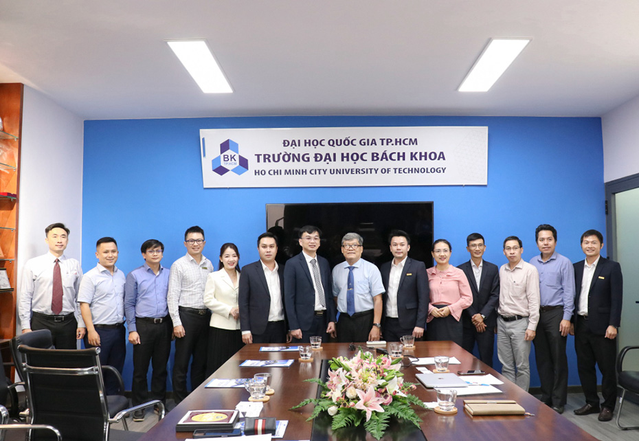 Representatives of BIN Corporation Group and the Ho Chi Minh University of Technology took a photo together. Representatives of BIN Corporation Group and the Ho Chi Minh University of Technology took a photo together.