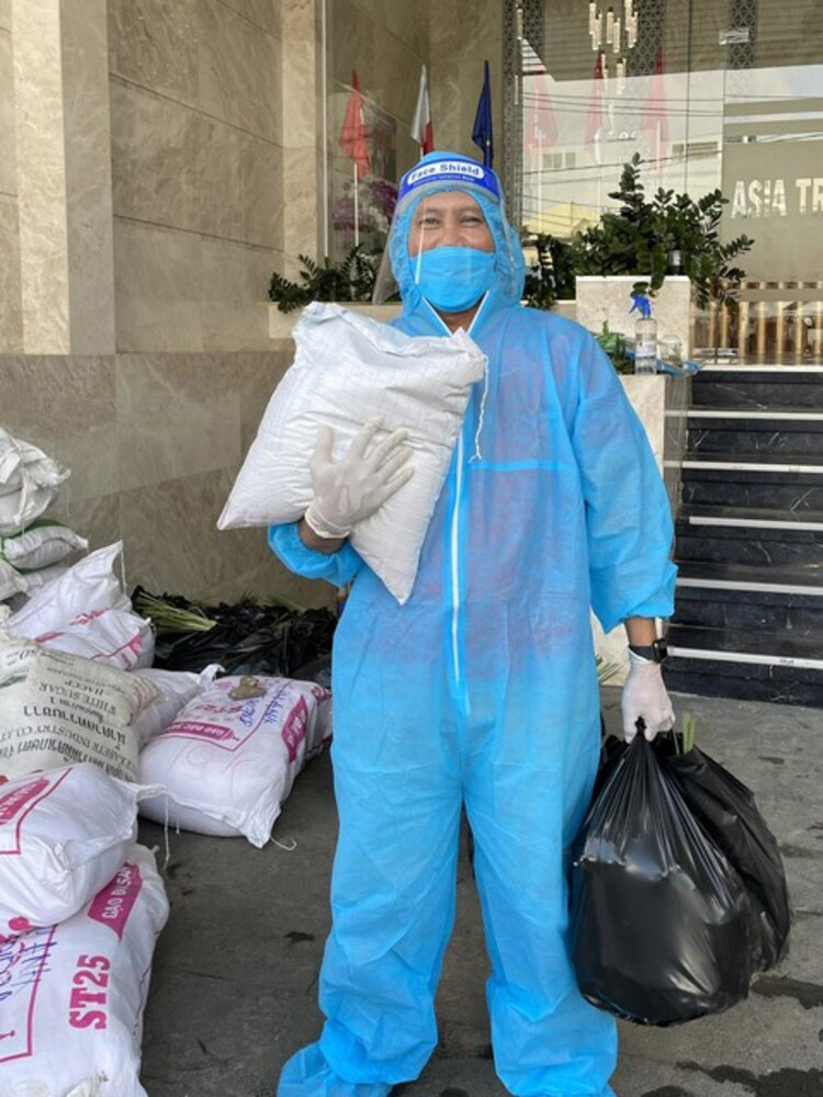 Besides, the leaders support food to invigorate employees in social distancing time.