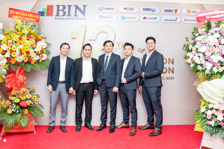 CEO Jimmy Lee (standing in the middle) and the senior management of BIN Corporation Group CEO Jimmy Lee (standing in the middle) and the senior management of BIN Corporation Group