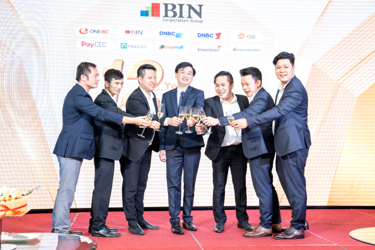 The Board of Directors, guests, and employees raised glasses of wine to wish each other more happiness and good health. The Board of Directors, guests, and employees raised glasses of wine to wish each other more happiness and good health.