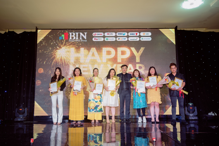 Awarding and honoring the contributions of excellent individuals and teams in 2021 Awarding and honoring the contributions of excellent individuals and teams in 2021