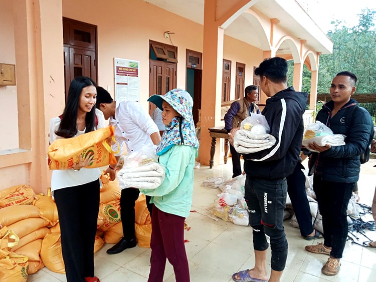 The representative of BIN Corporation Group presented 300 charity gift packages to people at Dang village The representative of BIN Corporation Group presented 300 charity gift packages to people at Dang village
