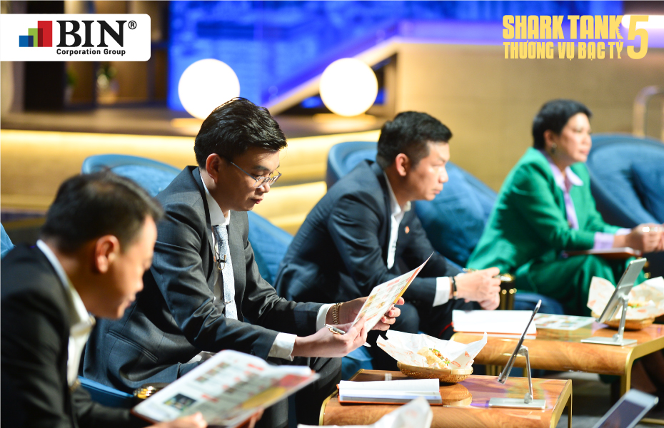 The Sharks are listening to the presentation of Startup Hygie & Panacee.