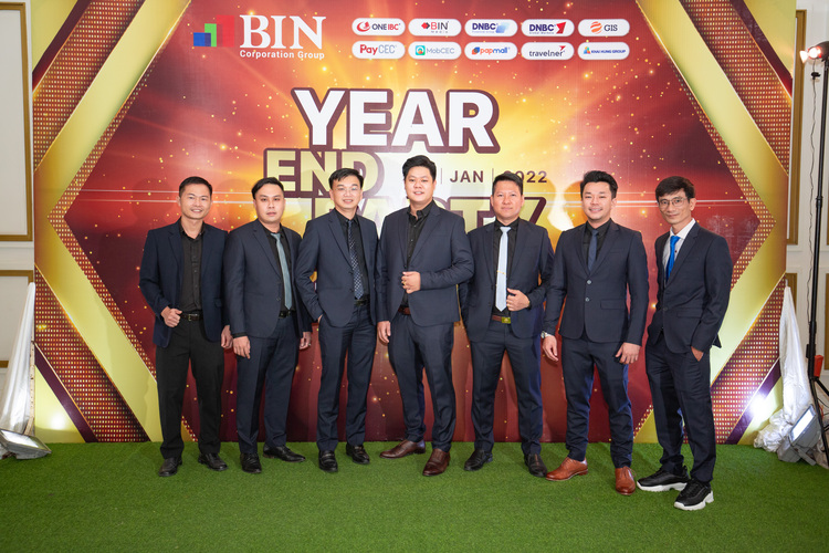 CEO Jimmy Lee (third from left to right) takes a photo with the directors of member companies of BIN Corporation Group. CEO Jimmy Lee (third from left to right) takes a photo with the directors of member companies of BIN Corporation Group.