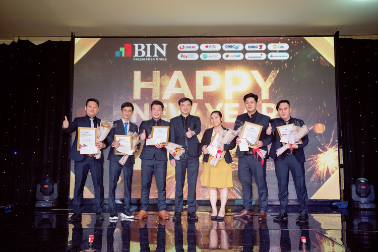 Honoring and awarding the excellent management and leadership team of 2021 Honoring and awarding the excellent management and leadership team of 2021