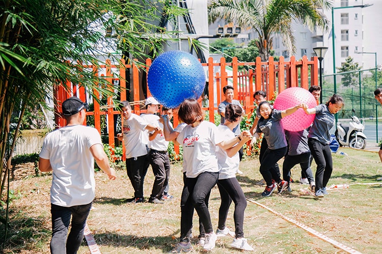 Under the sun over 11 noon, teams are still excitedly participating in the competition  Under the sun over 11 noon, teams are still excitedly participating in the competition