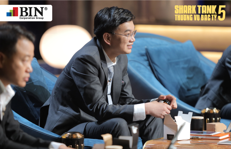 Shark Hung Anh discussed about Seesaw deal. Shark Hung Anh discussed about Seesaw deal.