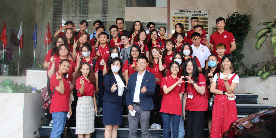 FTU students on tour to visit BIN Corporation Group