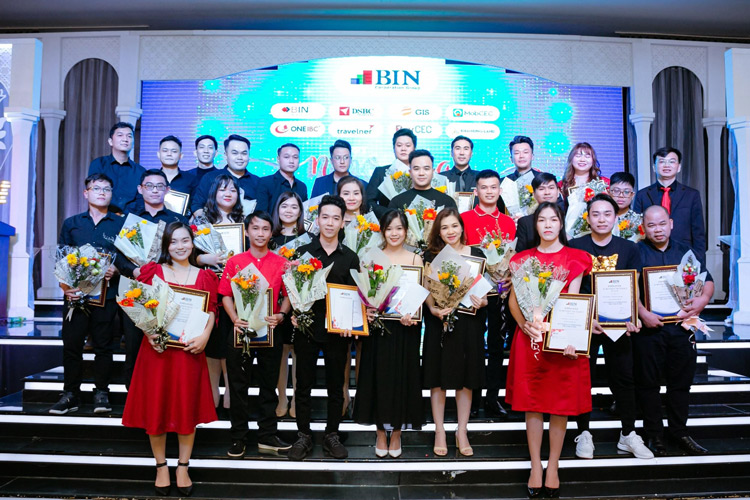 Mr Le Hung Anh and the best employees performance in 2020