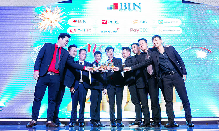 The board of directors of BIN Corporation Group cheers to opening the Gala Year End Party 2020