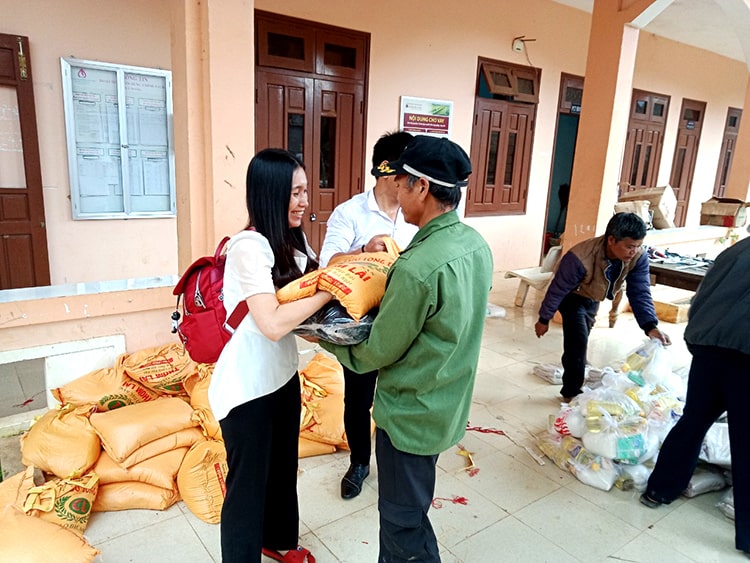 The charity gift package includes 10 kg rice and the essential things The charity gift package includes 10 kg rice and the essential things