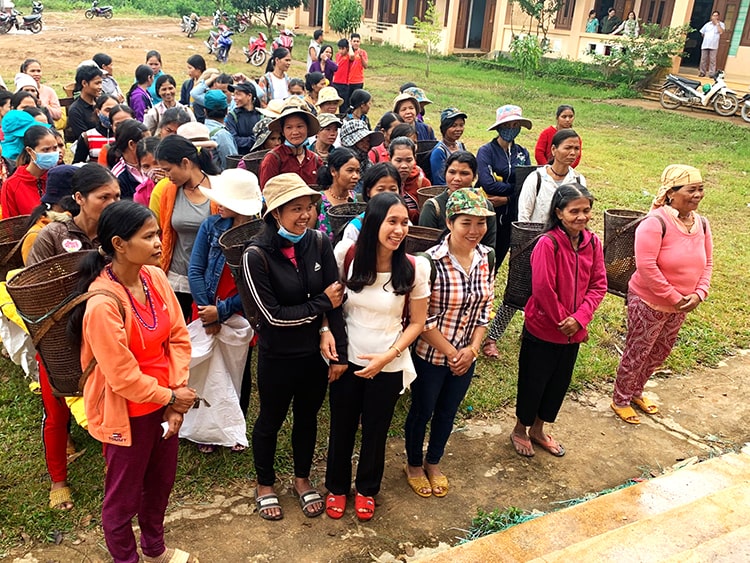 Mrs Le Thi Thanh Thao, the representative of BIN Corporation Group take a souvenir picture with people at Dang village, Quang Nam province Mrs Le Thi Thanh Thao, the representative of BIN Corporation Group take a souvenir picture with people at Dang village, Quang Nam province
