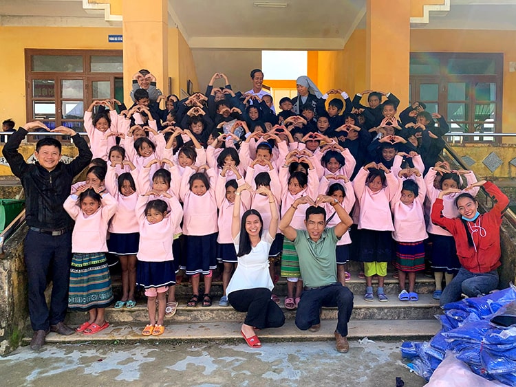 The end of the charitable congregation is the smiling and joyful of BIN Corporation Group with students at the primary school of Axan village The end of the charitable congregation is the smiling and joyful of BIN Corporation Group with students at the primary school of Axan village