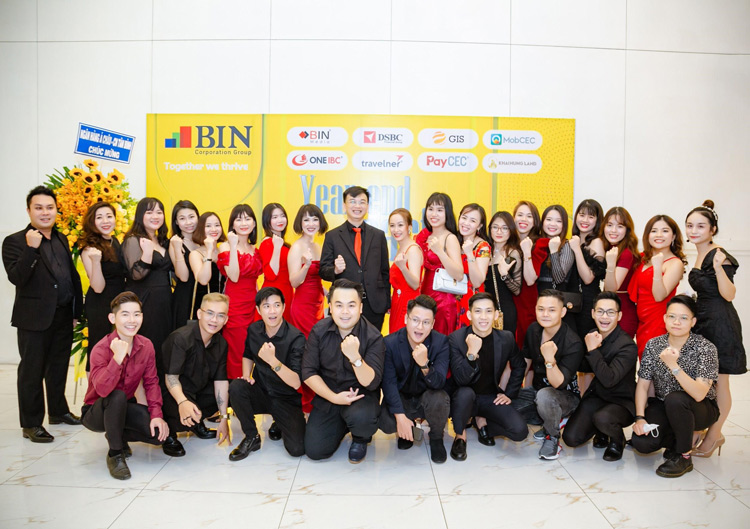 Chairman - Mr Le Hung Anh took the commemorate photo with the employes of
        One IBC